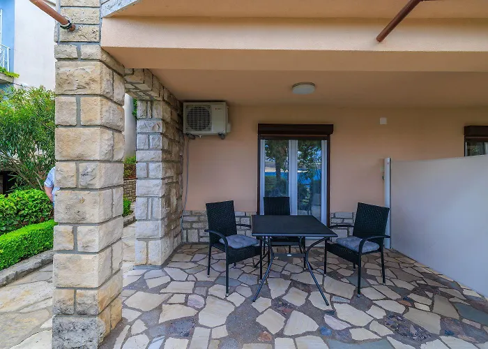 Gruene Terrasse Nur 100 Meter Zum Apartmán Jadranovo